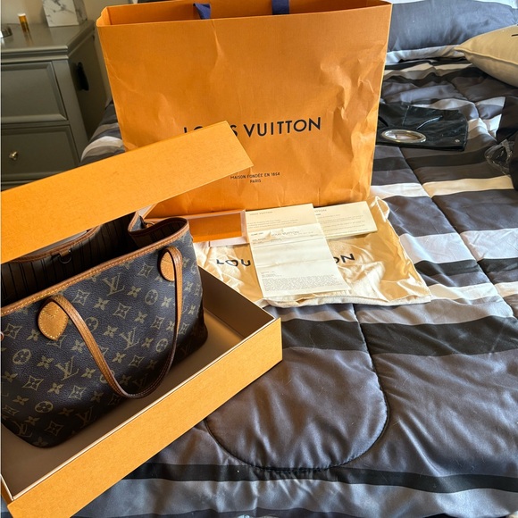 Louis Vuitton Monogram Tote Bag - Picture 3 of 13